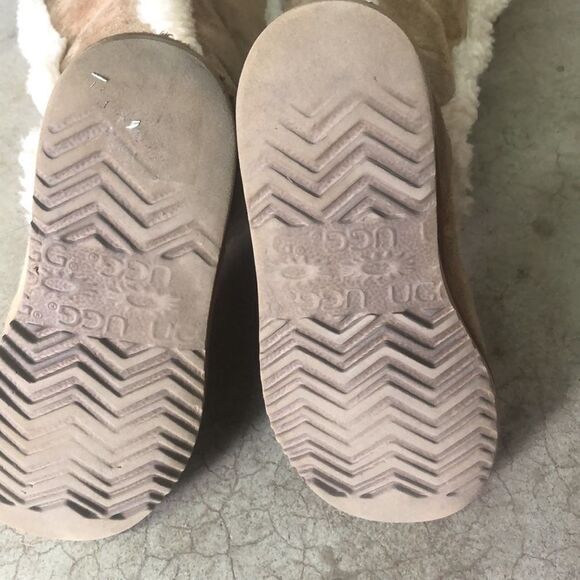 𝅺UGG Boots - Picture 7 of 9